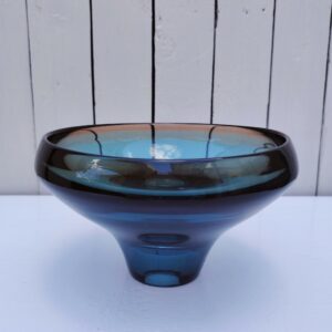 Centre de table en verre de Murano, dans un dégradé de bleu. Des petites rayures d'usage à l'intérieur, et rayures plus prononcées sur le pied Hauteur : 13 cm Diamètre : 21 cm