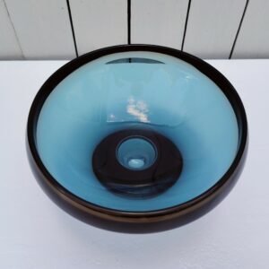 Centre de table en verre de Murano, dans un dégradé de bleu. Des petites rayures d'usage à l'intérieur, et rayures plus prononcées sur le pied Hauteur : 13 cm Diamètre : 21 cm
