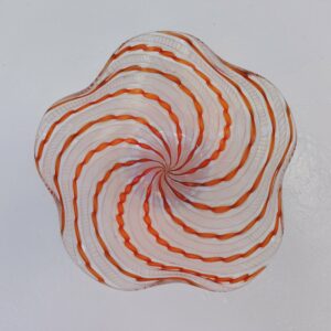 Petite coupe ou vide poche en verre soufflé de Murano, décor rayé orange. Excellent état Hauteur : 5 cm Diamètre 16,5 cm