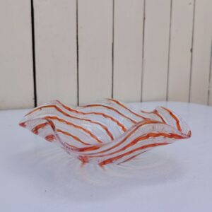 Petite coupe ou vide poche en verre soufflé de Murano, décor rayé orange. Excellent état Hauteur : 5 cm Diamètre 16,5 cm