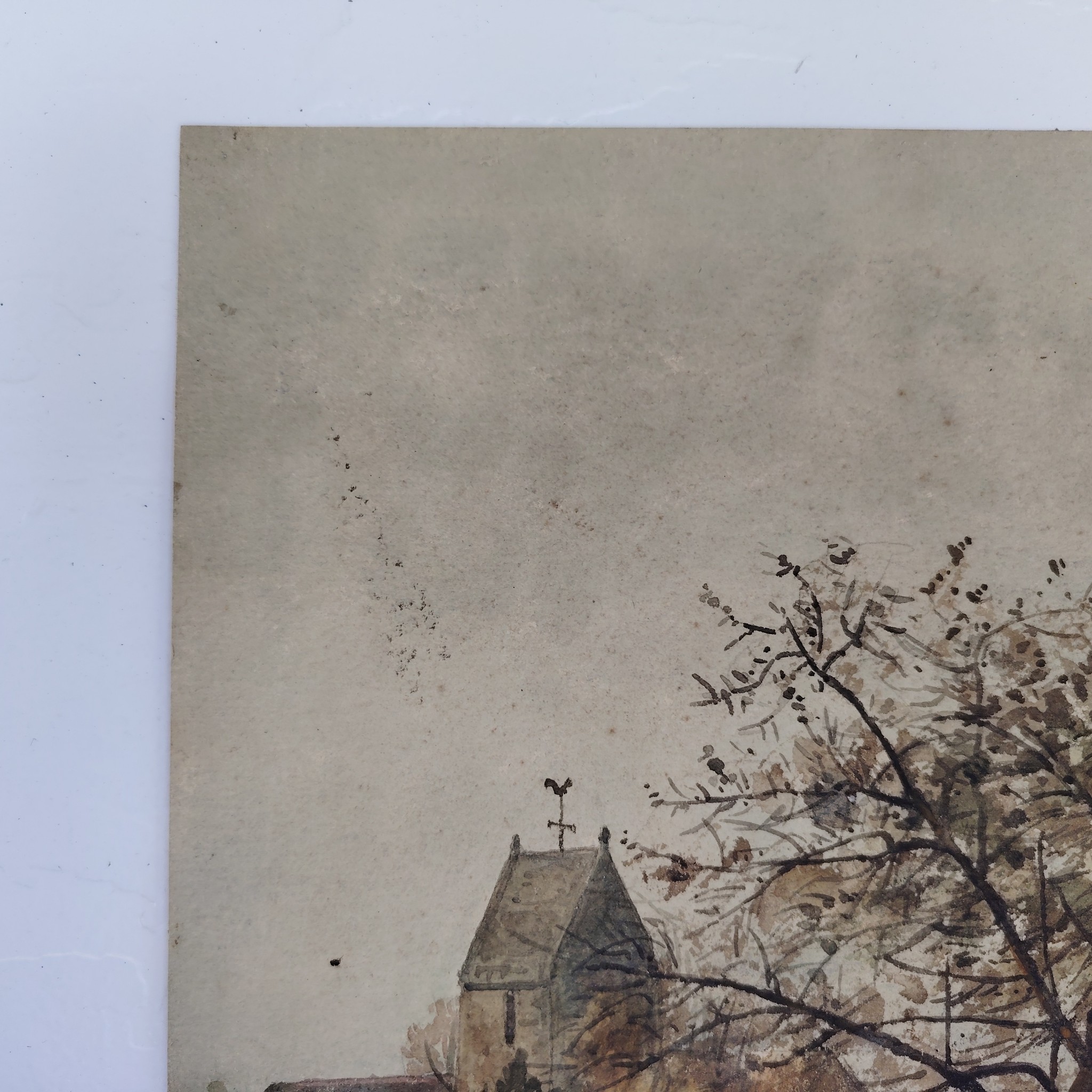 Aquarelle sur feuille de canson, représentant un verger au premier et le toit de l'église Saint vigor de Carolles en Normandie.Peint par Jacques Simon. Datée 1895. Léger gondolement du papier, rousseurs , coins cornés, traces d'enlèvement d'une marie-louise sur le contour. Bon état général . Dimensions : 35 x 38 cm