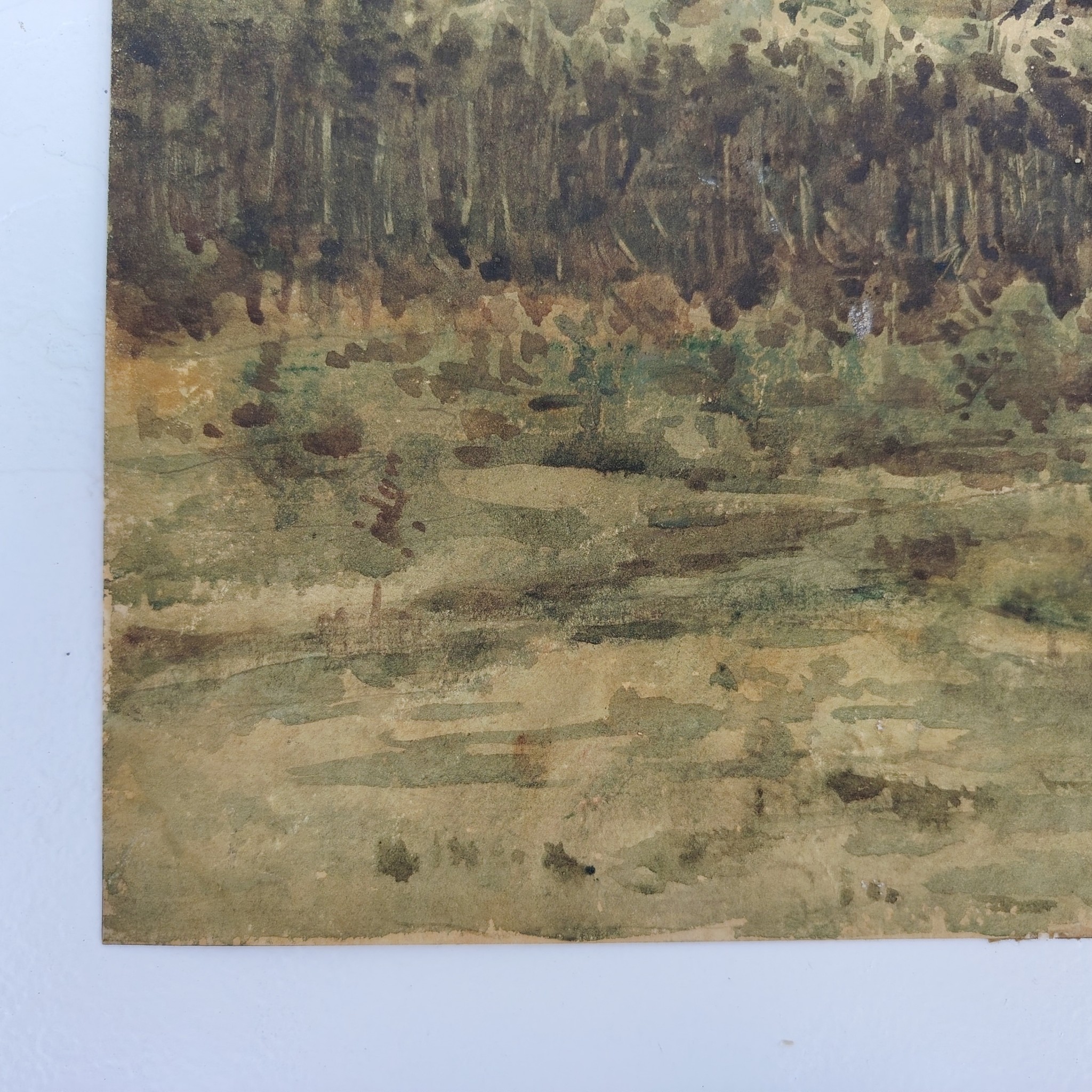 Aquarelle sur feuille de canson, représentant un verger au premier et le toit de l'église Saint vigor de Carolles en Normandie.Peint par Jacques Simon. Datée 1895. Léger gondolement du papier, rousseurs , coins cornés, traces d'enlèvement d'une marie-louise sur le contour. Bon état général . Dimensions : 35 x 38 cm