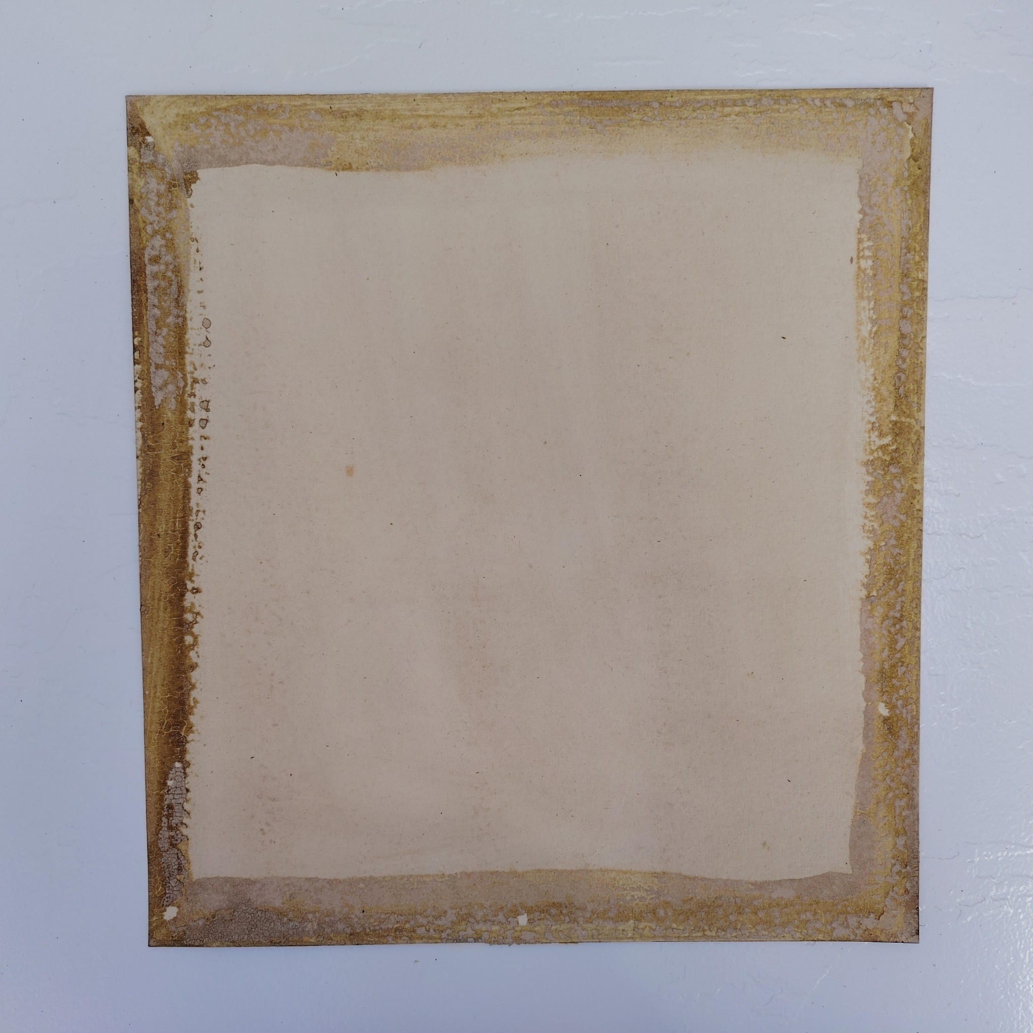 Aquarelle sur feuille de canson, représentant un verger au premier et le toit de l'église Saint vigor de Carolles en Normandie.Peint par Jacques Simon. Datée 1895. Léger gondolement du papier, rousseurs , coins cornés, traces d'enlèvement d'une marie-louise sur le contour. Bon état général . Dimensions : 35 x 38 cm