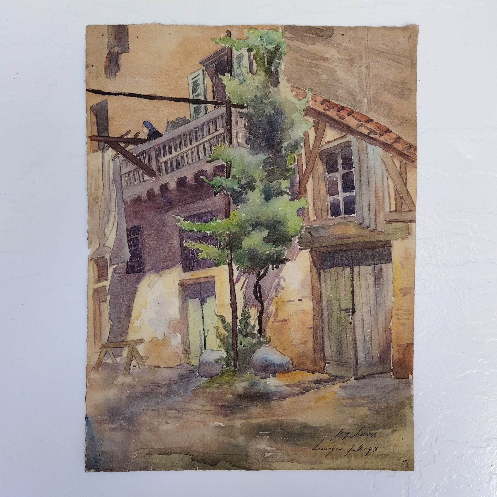 Aquarelle sur feuille de canson, représentant une façade de maison à limoges.Peint par Jacques Simon. Datée 1898. Léger gondolement du papier, rousseurs , coins cornés, traces d'enlèvement d'une marie-louise sur le contour. Bon état général . Dimensions : 34,5 x 25 cm