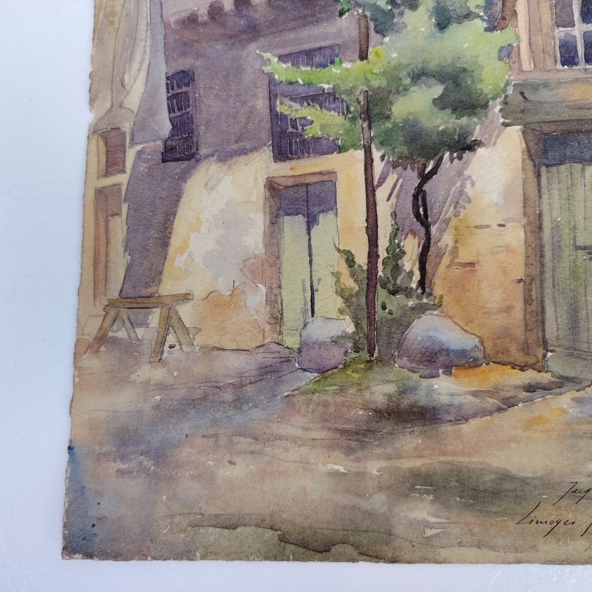 Aquarelle sur feuille de canson, représentant une façade de maison à limoges.Peint par Jacques Simon. Datée 1898. Léger gondolement du papier, rousseurs , coins cornés, traces d'enlèvement d'une marie-louise sur le contour. Bon état général . Dimensions : 34,5 x 25 cm