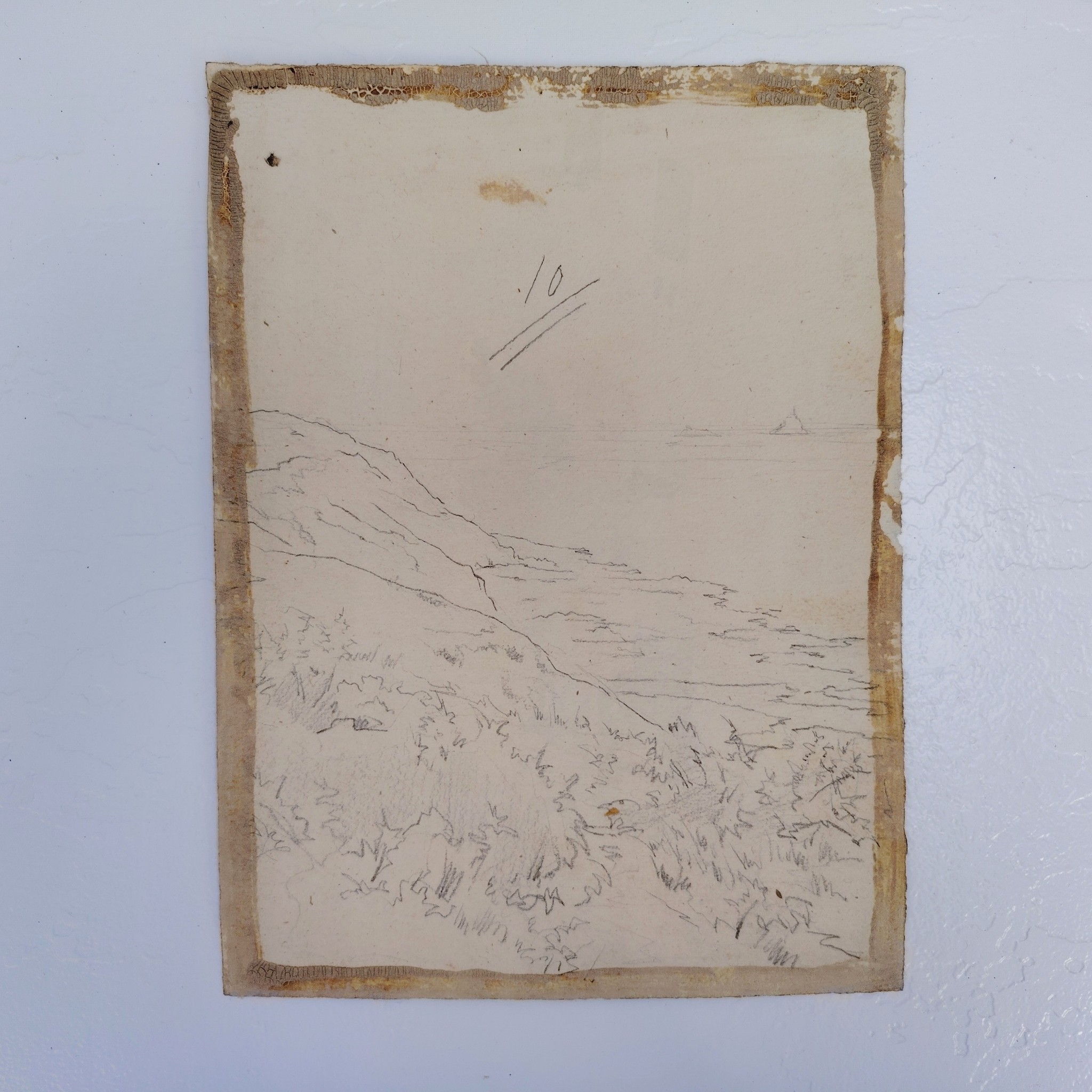 Aquarelle sur feuille de canson, représentant une façade de maison à limoges.Peint par Jacques Simon. Datée 1898. Léger gondolement du papier, rousseurs , coins cornés, traces d'enlèvement d'une marie-louise sur le contour. Bon état général . Dimensions : 34,5 x 25 cm