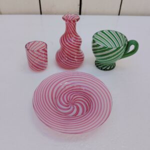 Lot dînette e en verre soufflé de Murano, Composé d'une petite assiette, un gobelet, une cruche de couleur rose et une tasse de couleur verte Excellent état Hauteur gobelet : 3,5 cm diamètre : 3 cm Hauteur cruche : 7 cm Hauteur tasse : 5 cm diamètre : 4,5 cm Diamètre assiette : 9 cm