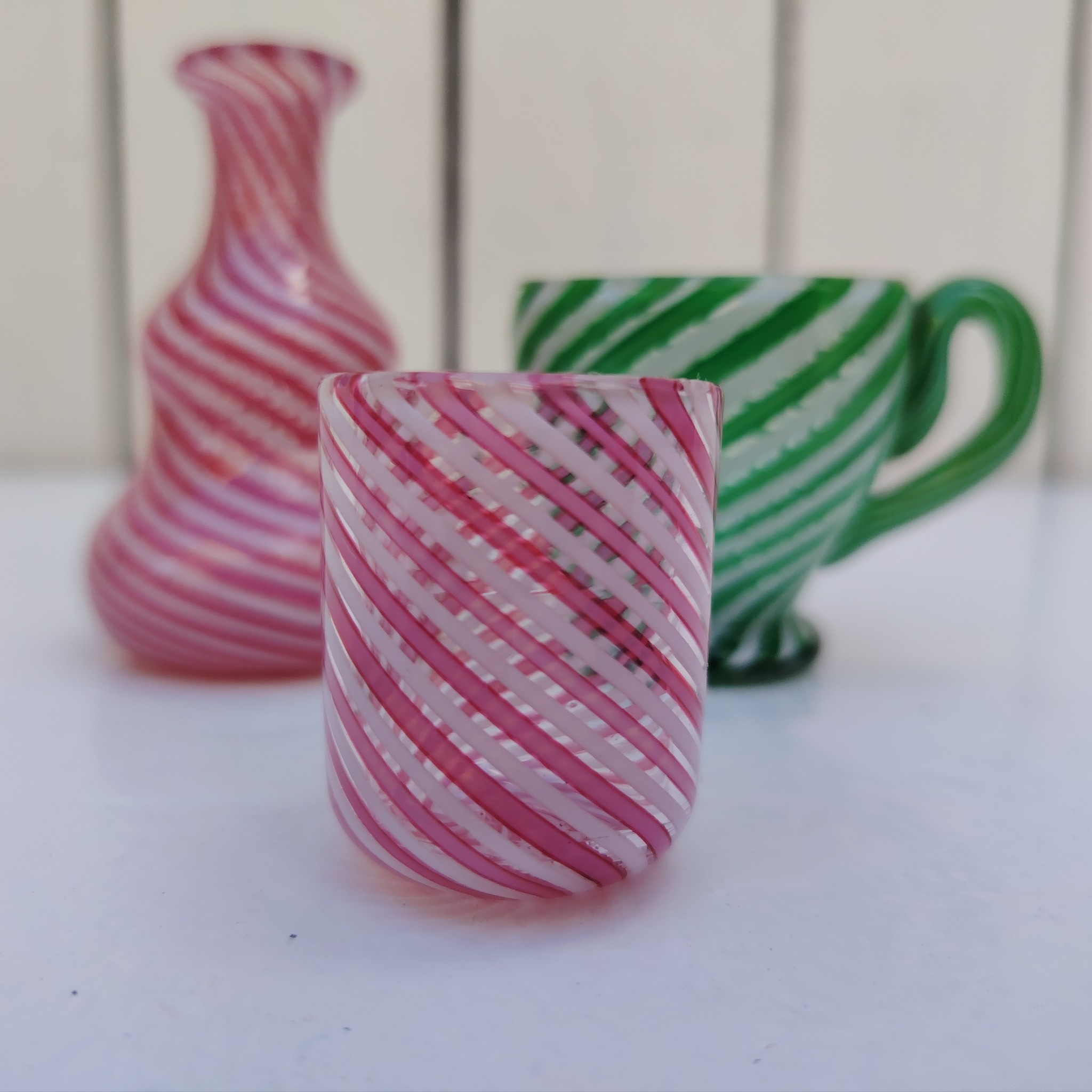 Lot dînette e en verre soufflé de Murano, Composé d'une petite assiette, un gobelet, une cruche de couleur rose et une tasse de couleur verte Excellent état Hauteur gobelet : 3,5 cm diamètre : 3 cm Hauteur cruche : 7 cm Hauteur tasse : 5 cm diamètre : 4,5 cm Diamètre assiette : 9 cm