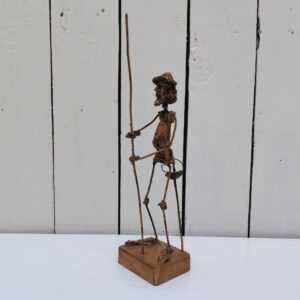 Sculpture en résine et fil d'acier doré représentant Don Quichotte.  signé et daté sur le socle. Bon état général Hauteur : 26,5 cm