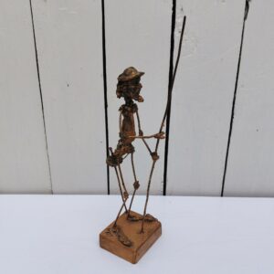 Sculpture en résine et fil d'acier doré représentant Don Quichotte.  signé et daté sur le socle. Bon état général Hauteur : 26,5 cm