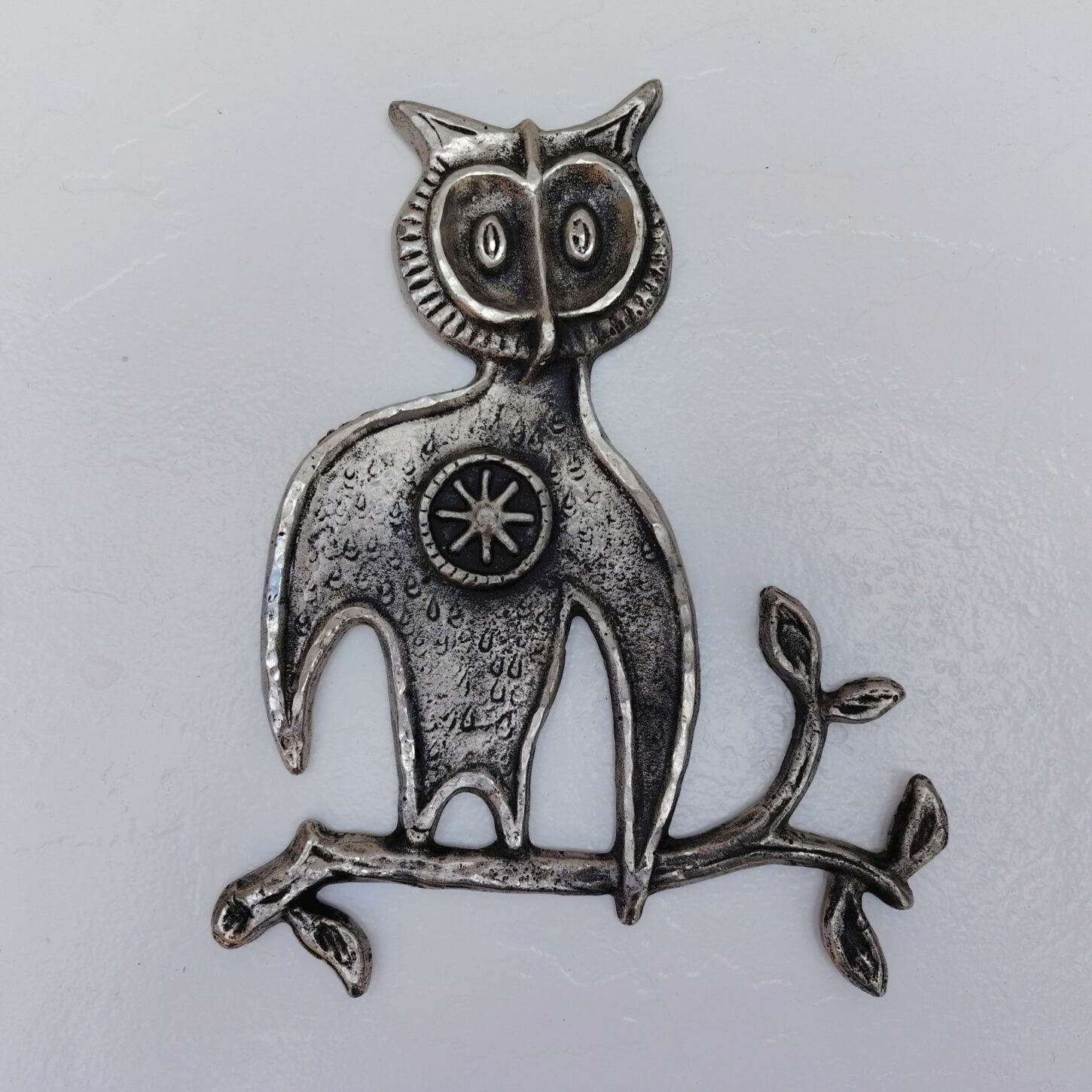 Décoration d'un hibou sur sa branche en étain massif, assez lourd et de très belle facture. Très bon état Dimensions : 22 x 19 cm