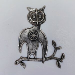 Décoration d'un hibou sur sa branche en étain massif, assez lourd et de très belle facture. Très bon état Dimensions : 22 x 19 cm