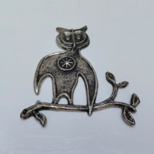 Décoration d'un hibou sur sa branche en étain massif, assez lourd et de très belle facture. Très bon état Dimensions : 22 x 19 cm