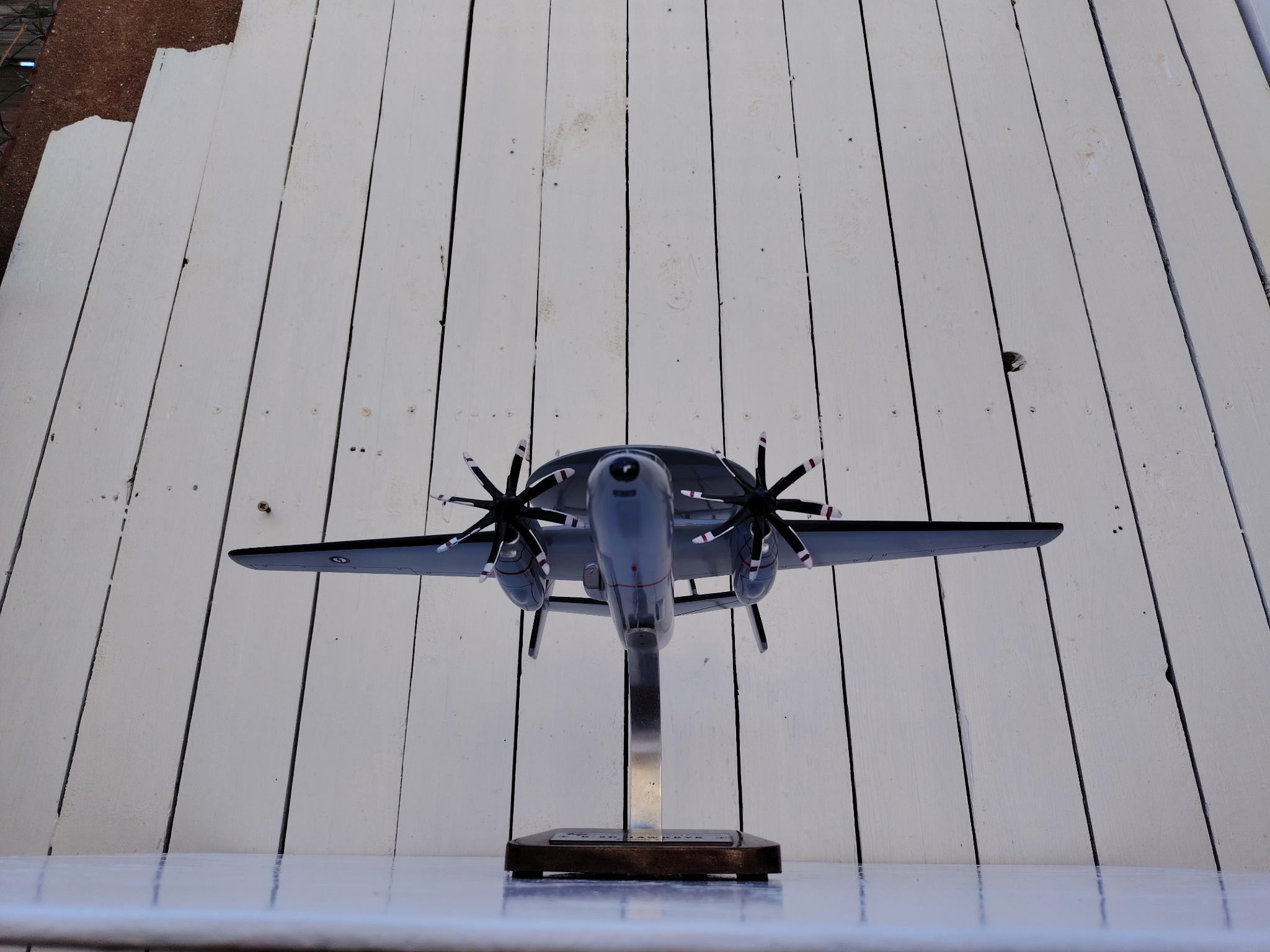 Maquette avion aux couleurs de la Flottille 4F de l'Aéronavale Française. Modèle: E2C-Hawkeye, Réalisation en bois massif, sculptée et peinte à la main. Sur socle en Acacia vernis avec plaquette gravée. De la marque Pilot station. Petites traces et rayures d'usage. Bon état général Dimensions : 37x49x 24 cm