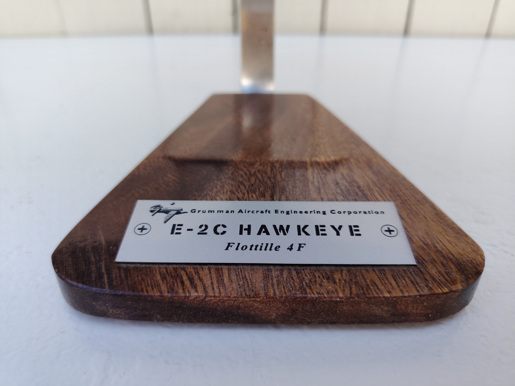 Maquette avion aux couleurs de la Flottille 4F de l'Aéronavale Française. Modèle: E2C-Hawkeye, Réalisation en bois massif, sculptée et peinte à la main. Sur socle en Acacia vernis avec plaquette gravée. De la marque Pilot station. Petites traces et rayures d'usage. Bon état général Dimensions : 37x49x 24 cm
