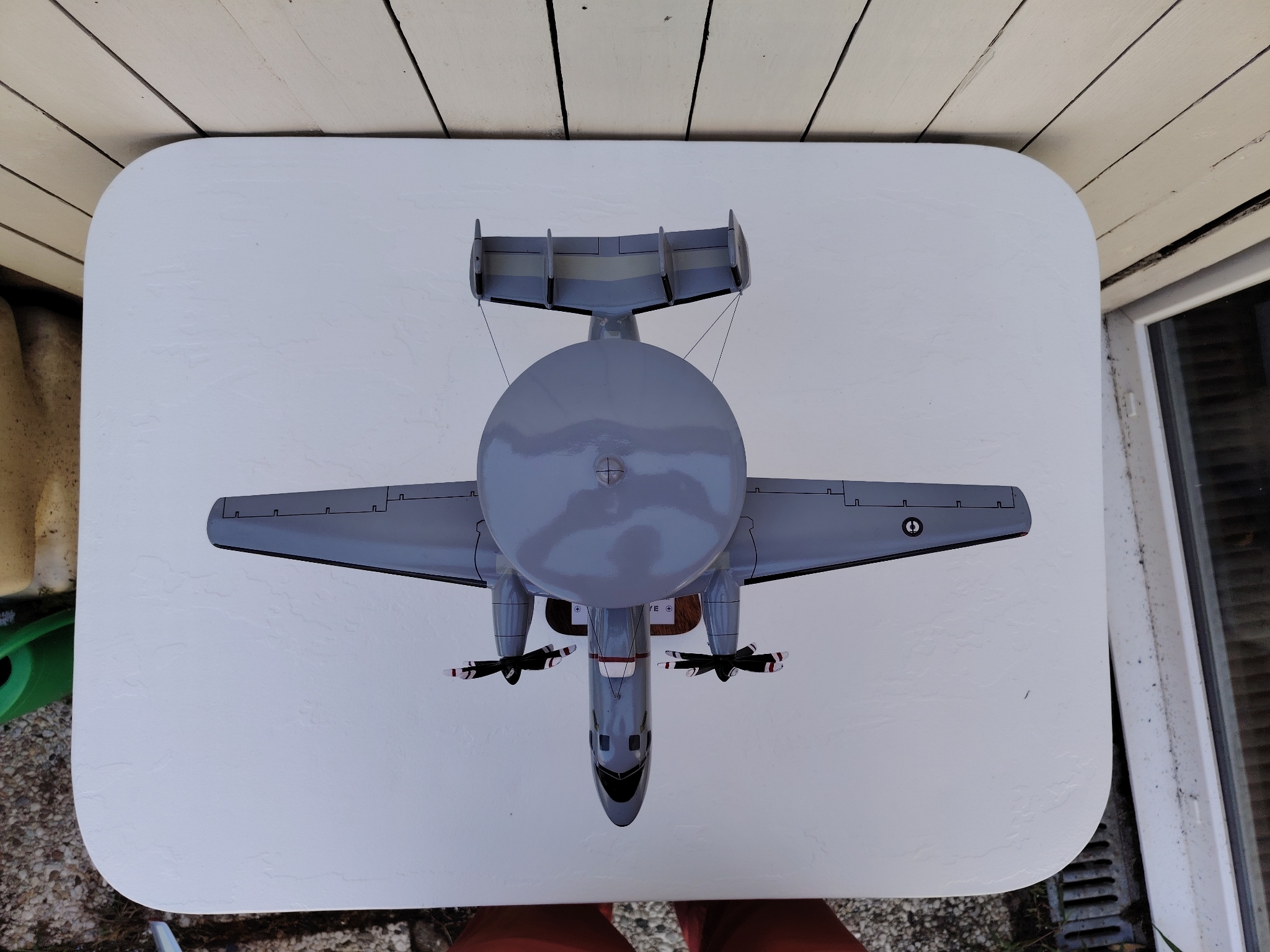 Maquette avion aux couleurs de la Flottille 4F de l'Aéronavale Française. Modèle: E2C-Hawkeye, Réalisation en bois massif, sculptée et peinte à la main. Sur socle en Acacia vernis avec plaquette gravée. De la marque Pilot station. Petites traces et rayures d'usage. Bon état général Dimensions : 37x49x 24 cm
