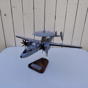 Maquette avion aux couleurs de la Flottille 4F de l'Aéronavale Française. Modèle: E2C-Hawkeye, Réalisation en bois massif, sculptée et peinte à la main. Sur socle en Acacia vernis avec plaquette gravée. De la marque Pilot station. Petites traces et rayures d'usage. Bon état général Dimensions : 37x49x 24 cm