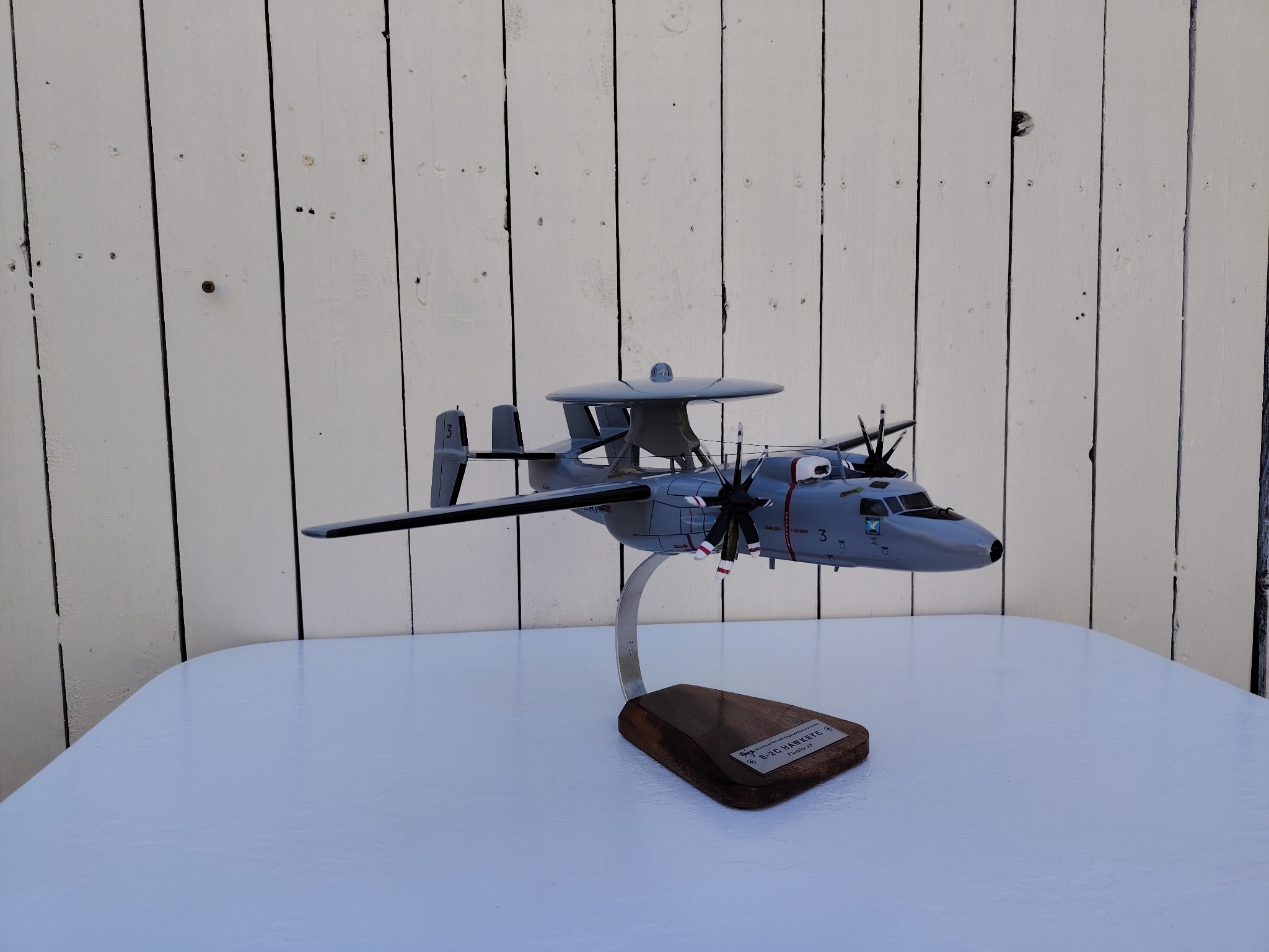 Maquette avion aux couleurs de la Flottille 4F de l'Aéronavale Française. Modèle: E2C-Hawkeye, Réalisation en bois massif, sculptée et peinte à la main. Sur socle en Acacia vernis avec plaquette gravée. De la marque Pilot station. Petites traces et rayures d'usage. Bon état général Dimensions : 37x49x 24 cm