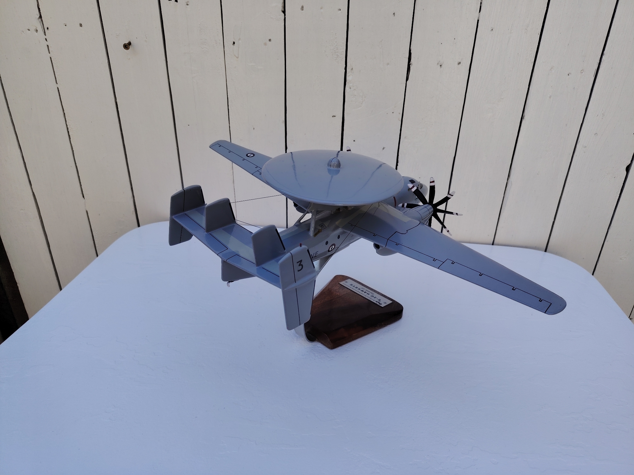 Maquette avion aux couleurs de la Flottille 4F de l'Aéronavale Française. Modèle: E2C-Hawkeye, Réalisation en bois massif, sculptée et peinte à la main. Sur socle en Acacia vernis avec plaquette gravée. De la marque Pilot station. Petites traces et rayures d'usage. Bon état général Dimensions : 37x49x 24 cm