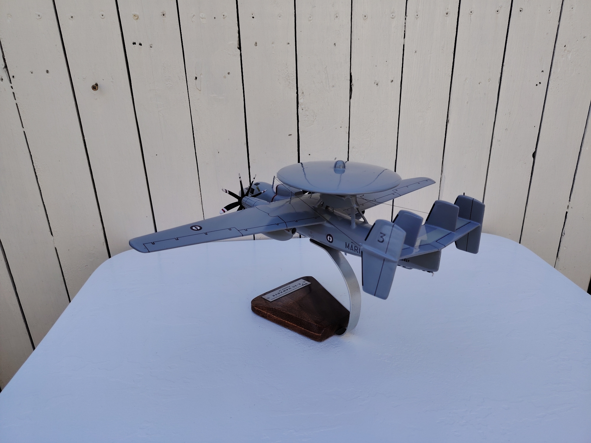 Maquette avion aux couleurs de la Flottille 4F de l'Aéronavale Française. Modèle: E2C-Hawkeye, Réalisation en bois massif, sculptée et peinte à la main. Sur socle en Acacia vernis avec plaquette gravée. De la marque Pilot station. Petites traces et rayures d'usage. Bon état général Dimensions : 37x49x 24 cm