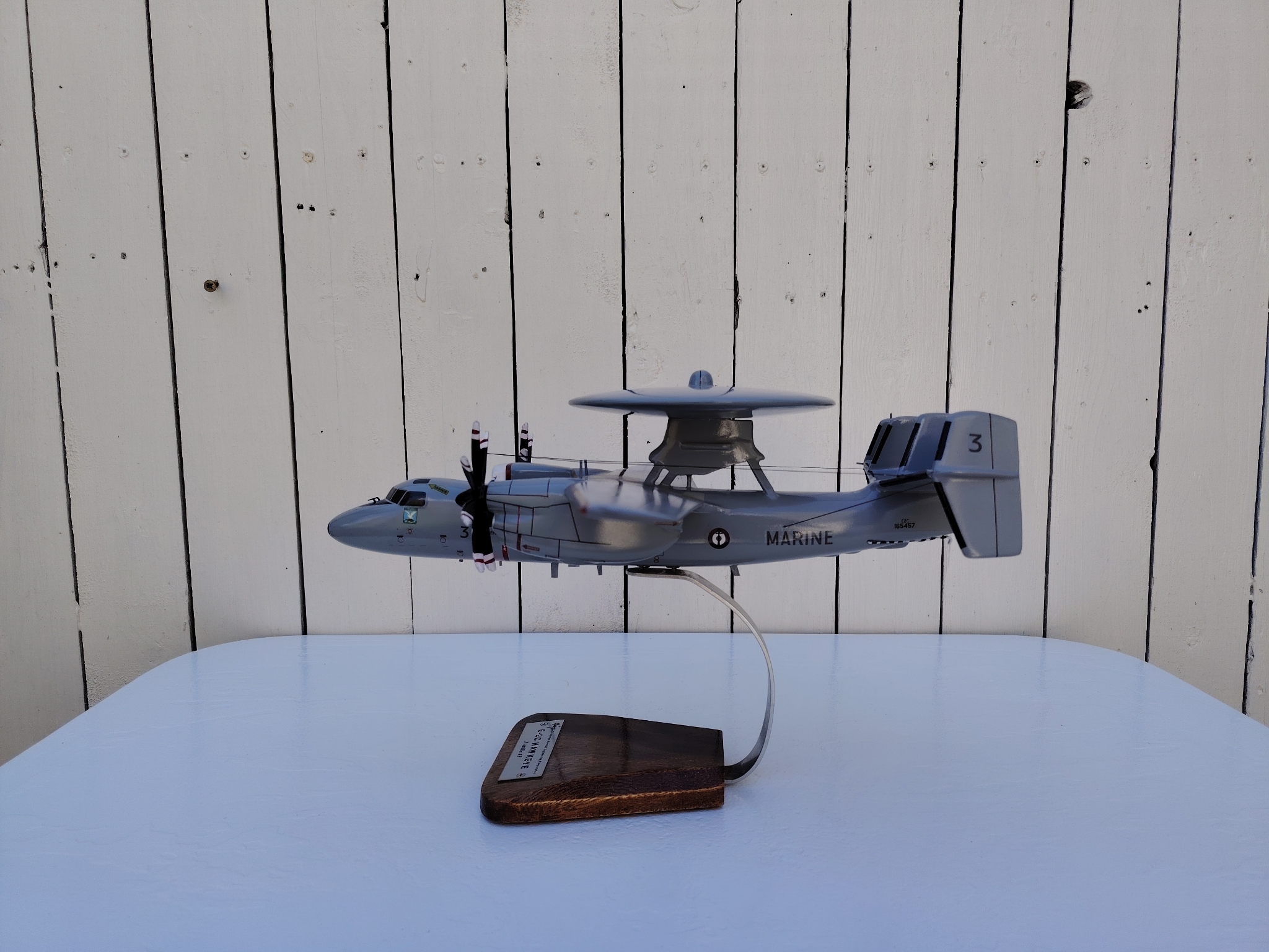 Maquette avion aux couleurs de la Flottille 4F de l'Aéronavale Française. Modèle: E2C-Hawkeye, Réalisation en bois massif, sculptée et peinte à la main. Sur socle en Acacia vernis avec plaquette gravée. De la marque Pilot station. Petites traces et rayures d'usage. Bon état général Dimensions : 37x49x 24 cm