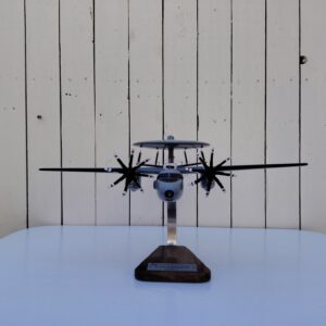 Maquette avion aux couleurs de la Flottille 4F de l'Aéronavale Française. Modèle: E2C-Hawkeye, Réalisation en bois massif, sculptée et peinte à la main. Sur socle en Acacia vernis avec plaquette gravée. De la marque Pilot station. Petites traces et rayures d'usage. Bon état général Dimensions : 37x49x 24 cm