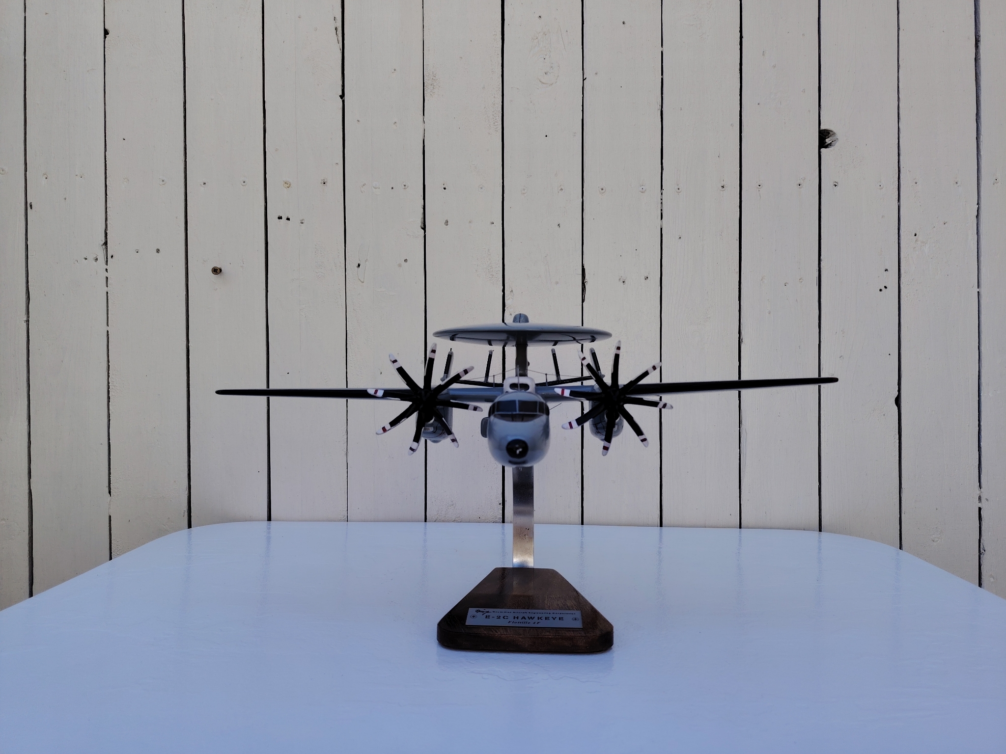Maquette avion aux couleurs de la Flottille 4F de l'Aéronavale Française. Modèle: E2C-Hawkeye, Réalisation en bois massif, sculptée et peinte à la main. Sur socle en Acacia vernis avec plaquette gravée. De la marque Pilot station. Petites traces et rayures d'usage. Bon état général Dimensions : 37x49x 24 cm