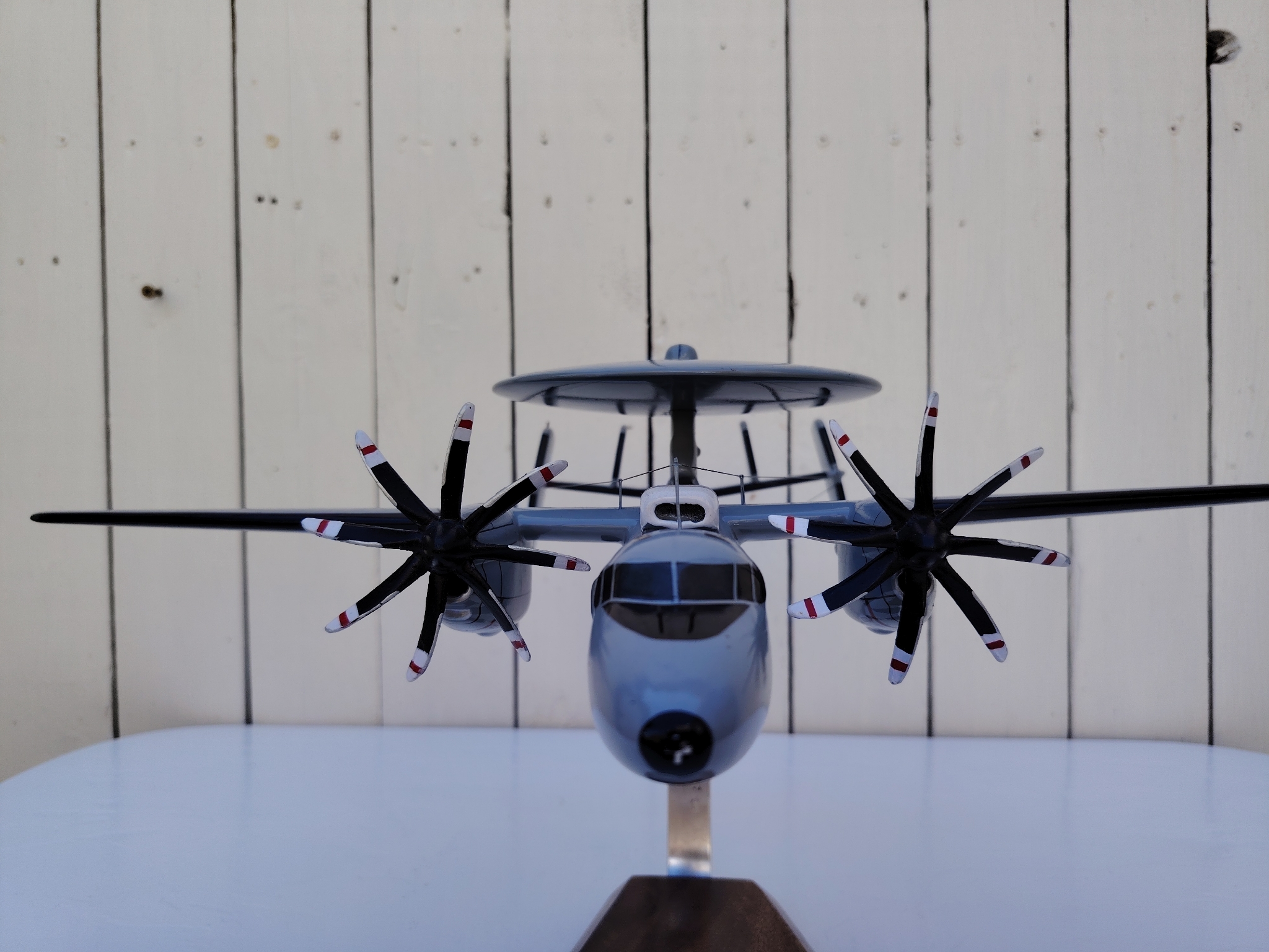 Maquette avion aux couleurs de la Flottille 4F de l'Aéronavale Française. Modèle: E2C-Hawkeye, Réalisation en bois massif, sculptée et peinte à la main. Sur socle en Acacia vernis avec plaquette gravée. De la marque Pilot station. Petites traces et rayures d'usage. Bon état général Dimensions : 37x49x 24 cm