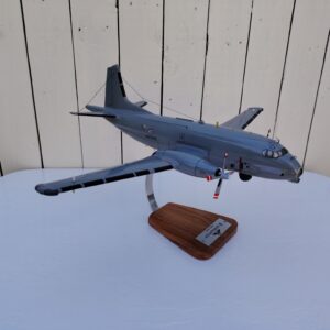 Maquette avion de la marine Française. Modèle: Atlantique 2 Réalisation en bois massif, sculptée et peinte à la main. Sur socle en Acacia vernis avec plaquette gravée. De la marque Pilot station Petites traces et rayures d'usage. Bon état général Dimensions : 45 x 50 x 27 cm