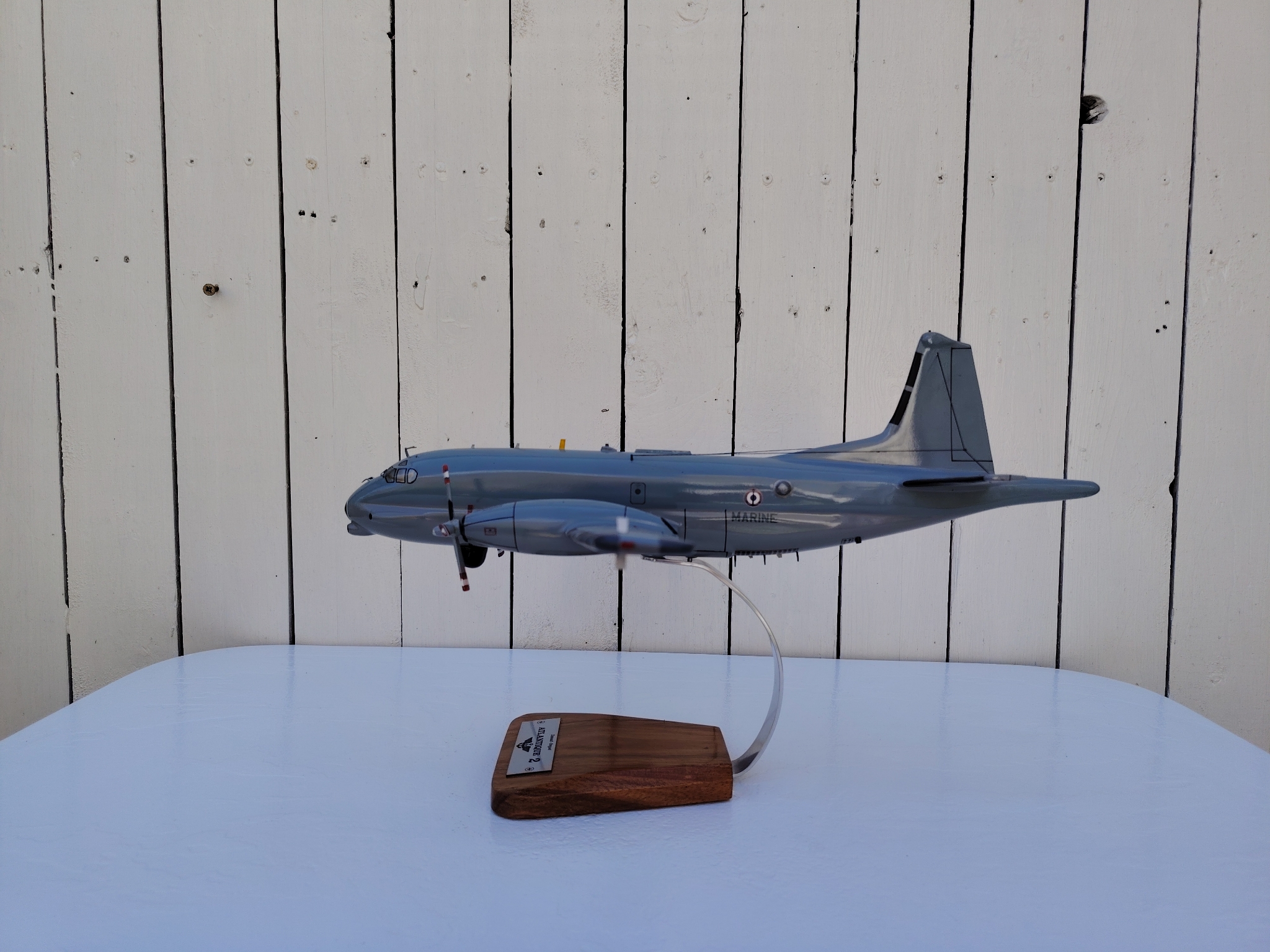 Maquette avion de la marine Française. Modèle: Atlantique 2 Réalisation en bois massif, sculptée et peinte à la main. Sur socle en Acacia vernis avec plaquette gravée. De la marque Pilot station Petites traces et rayures d'usage. Bon état général Dimensions : 45 x 50 x 27 cm