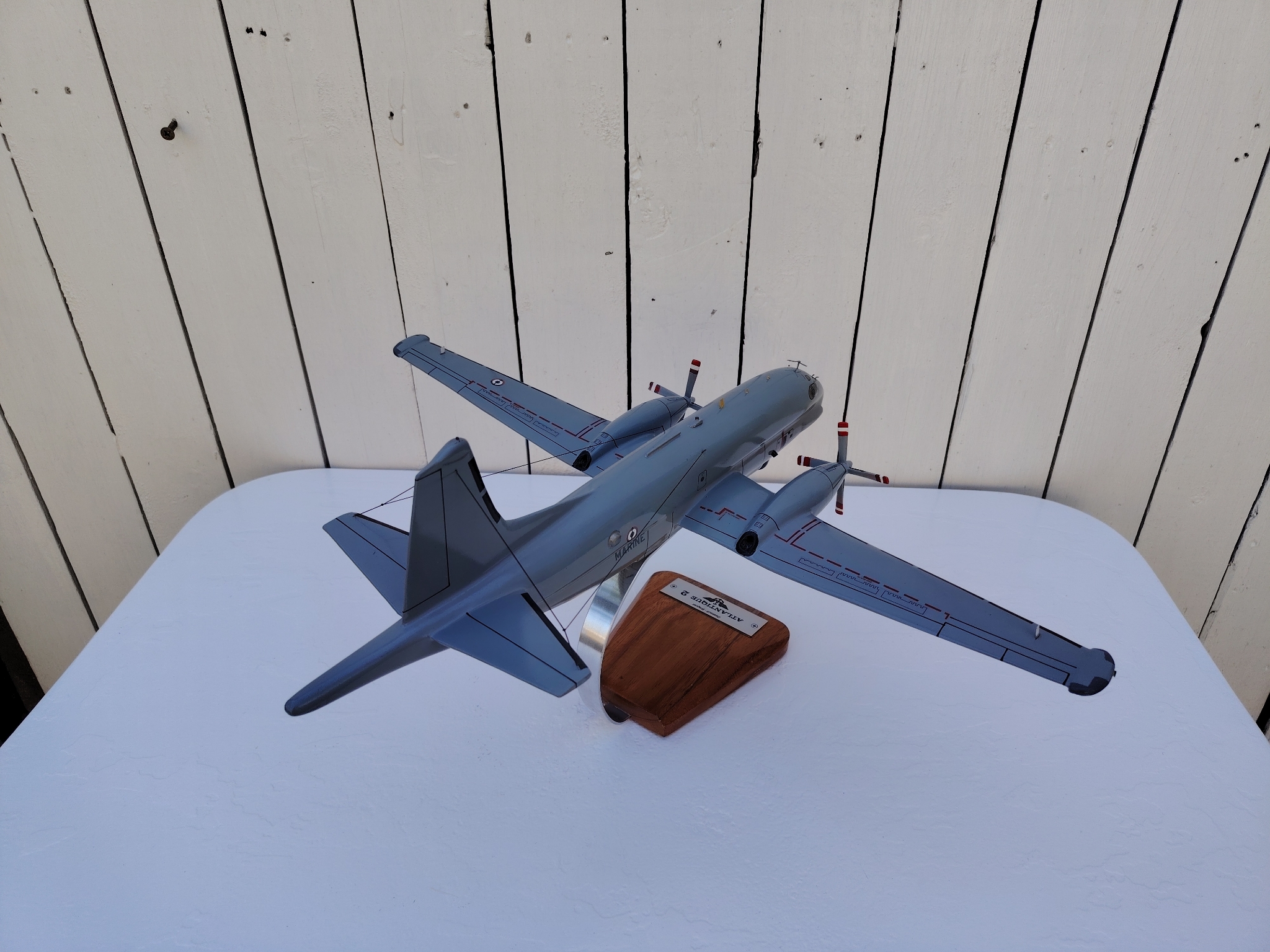 Maquette avion de la marine Française. Modèle: Atlantique 2 Réalisation en bois massif, sculptée et peinte à la main. Sur socle en Acacia vernis avec plaquette gravée. De la marque Pilot station Petites traces et rayures d'usage. Bon état général Dimensions : 45 x 50 x 27 cm