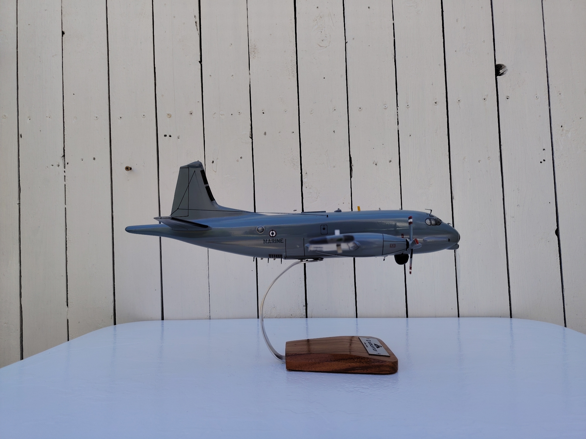 Maquette avion de la marine Française. Modèle: Atlantique 2 Réalisation en bois massif, sculptée et peinte à la main. Sur socle en Acacia vernis avec plaquette gravée. De la marque Pilot station Petites traces et rayures d'usage. Bon état général Dimensions : 45 x 50 x 27 cm