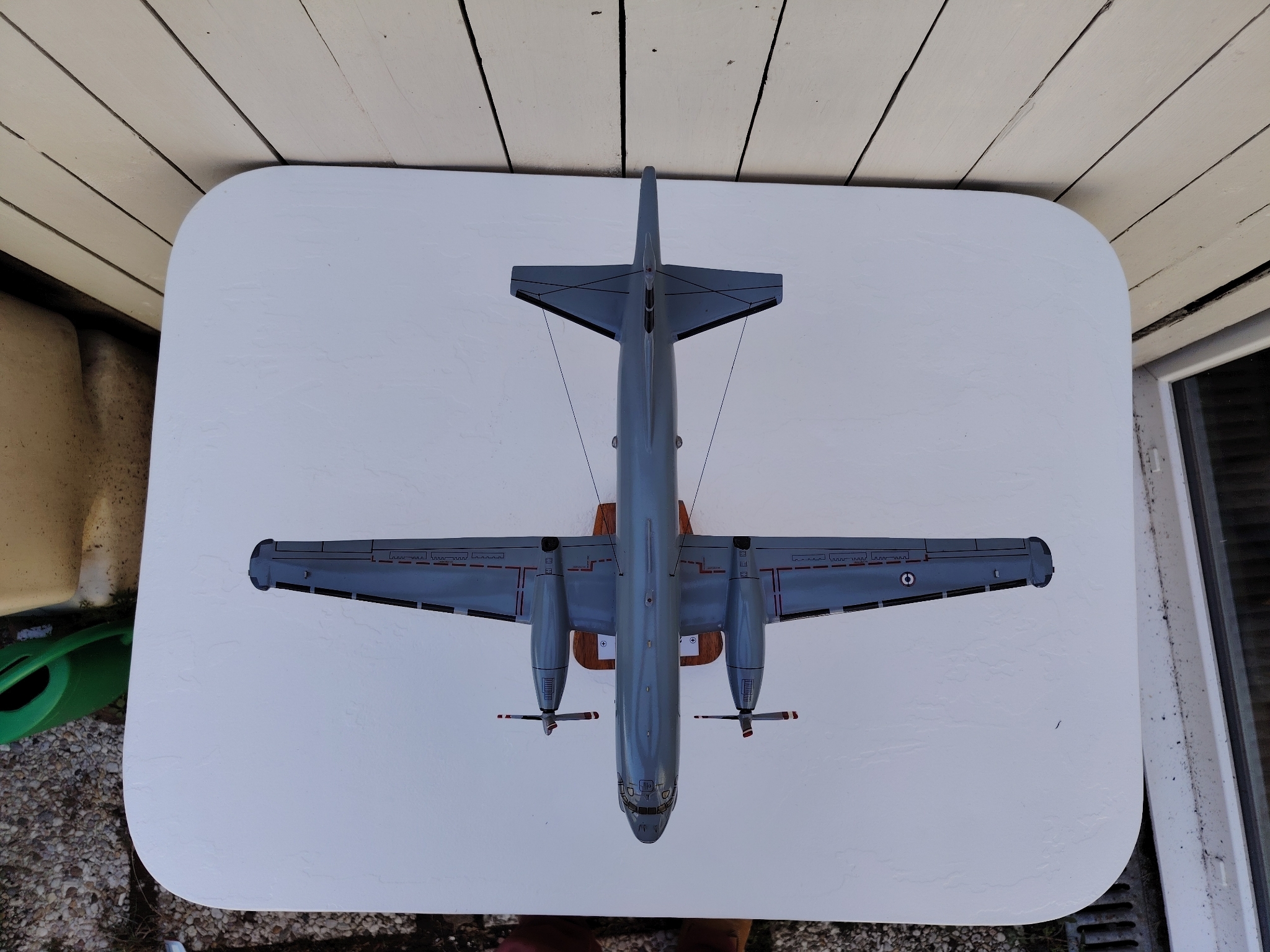 Maquette avion de la marine Française. Modèle: Atlantique 2 Réalisation en bois massif, sculptée et peinte à la main. Sur socle en Acacia vernis avec plaquette gravée. De la marque Pilot station Petites traces et rayures d'usage. Bon état général Dimensions : 45 x 50 x 27 cm