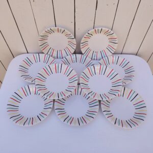 Lot de 10 assiettes creuses en faïence de Longchamp, datant des années 50-60. Au décor de rayures colorées. Traces et rayures d'usage sans gravité, Un éclat sur le dessous de deux assiettes, non visible une fois posées Bon état général. Diamètre : 20 cm