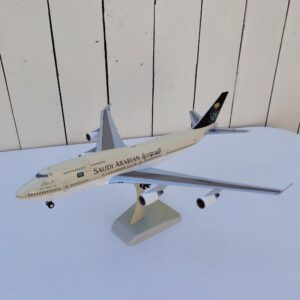 Maquette avion boeing 747 pour la compagnie Arabian Saudi. En métal peint. De la marque Hogan Petites traces et rayures d'usage. Bon état général. Dimensions : 35 x 33 X 17 cm