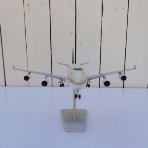 Maquette avion boeing 747 pour la compagnie Arabian Saudi. En métal peint. De la marque Hogan Petites traces et rayures d'usage. Bon état général. Dimensions : 35 x 33 X 17 cm