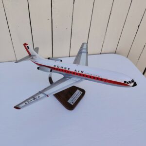 Maquette de l’avion Caravelle SE 210 VI immatriculé F-BYCY au couleurs de la compagnie CORSE AIR , réalisée en bois Mahogany massif, sculptée et peinte à la main. Présentée sur un socle en acacia vernis avec plaquette gravée. Petites traces et rayures . Bon état général. Dimensions : 43 x 44 x20