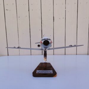 Maquette de l’avion Caravelle SE 210 VI immatriculé F-BYCY au couleurs de la compagnie CORSE AIR , réalisée en bois Mahogany massif, sculptée et peinte à la main. Présentée sur un socle en acacia vernis avec plaquette gravée. Petites traces et rayures . Bon état général. Dimensions : 43 x 44 x20