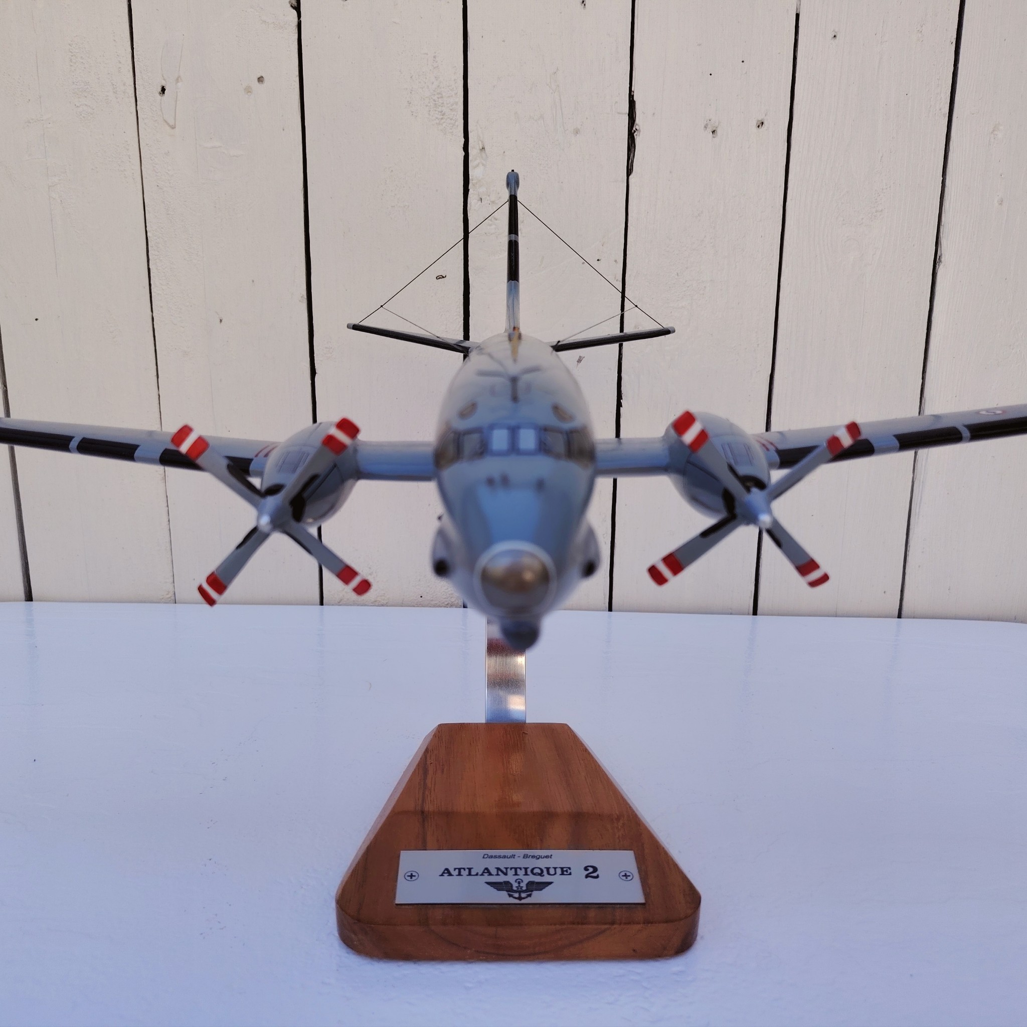 Maquette avion de la marine Française. Modèle: Atlantique 2 Réalisation en bois massif, sculptée et peinte à la main. Sur socle en Acacia vernis avec plaquette gravée. De la marque Pilot station Petites traces et rayures d'usage. Bon état général Dimensions : 45 x 50 x 27 cm
