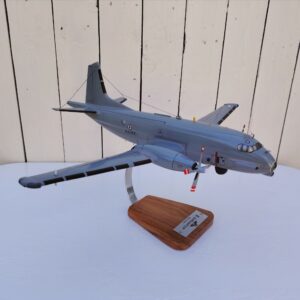 Maquette avion de la marine Française. Modèle: Atlantique 2 Réalisation en bois massif, sculptée et peinte à la main. Sur socle en Acacia vernis avec plaquette gravée. De la marque Pilot station Petites traces et rayures d'usage. Bon état général Dimensions : 45 x 50 x 27 cm