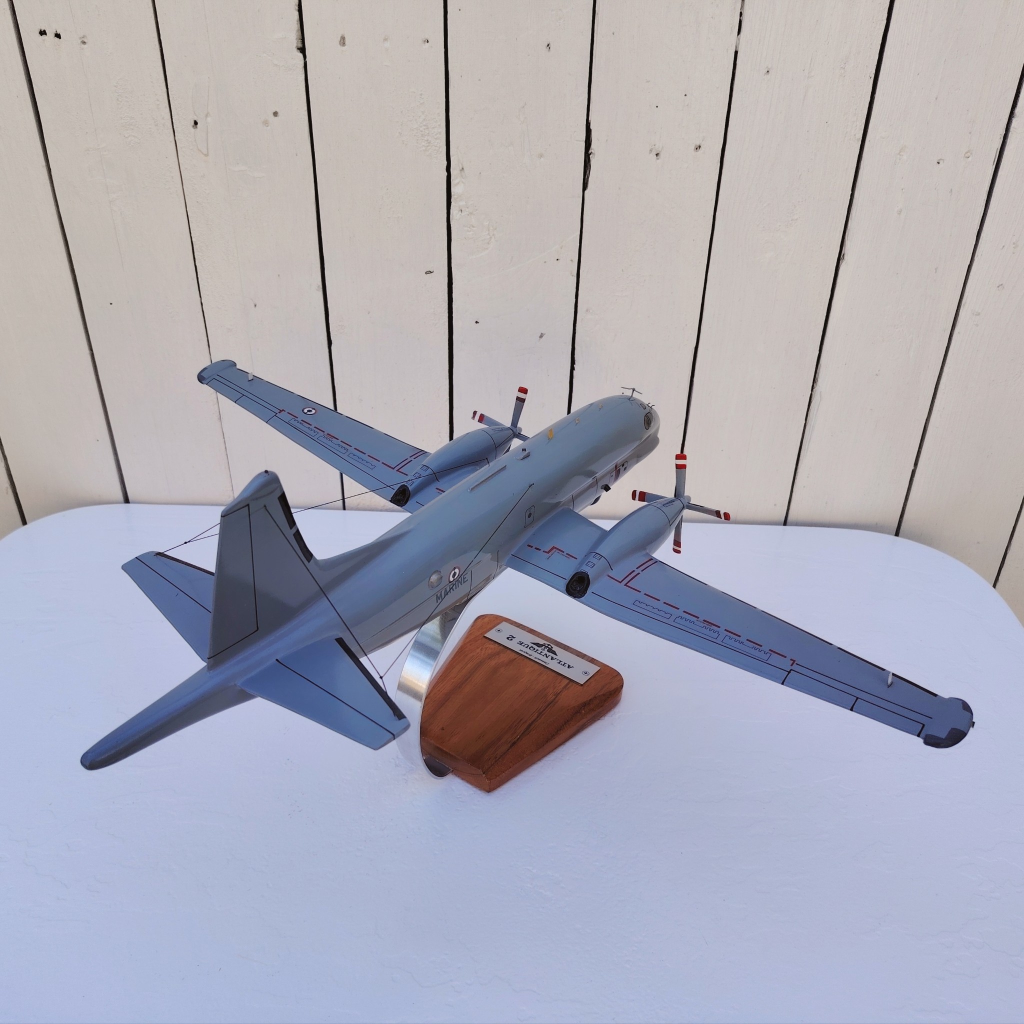 Maquette avion de la marine Française. Modèle: Atlantique 2 Réalisation en bois massif, sculptée et peinte à la main. Sur socle en Acacia vernis avec plaquette gravée. De la marque Pilot station Petites traces et rayures d'usage. Bon état général Dimensions : 45 x 50 x 27 cm