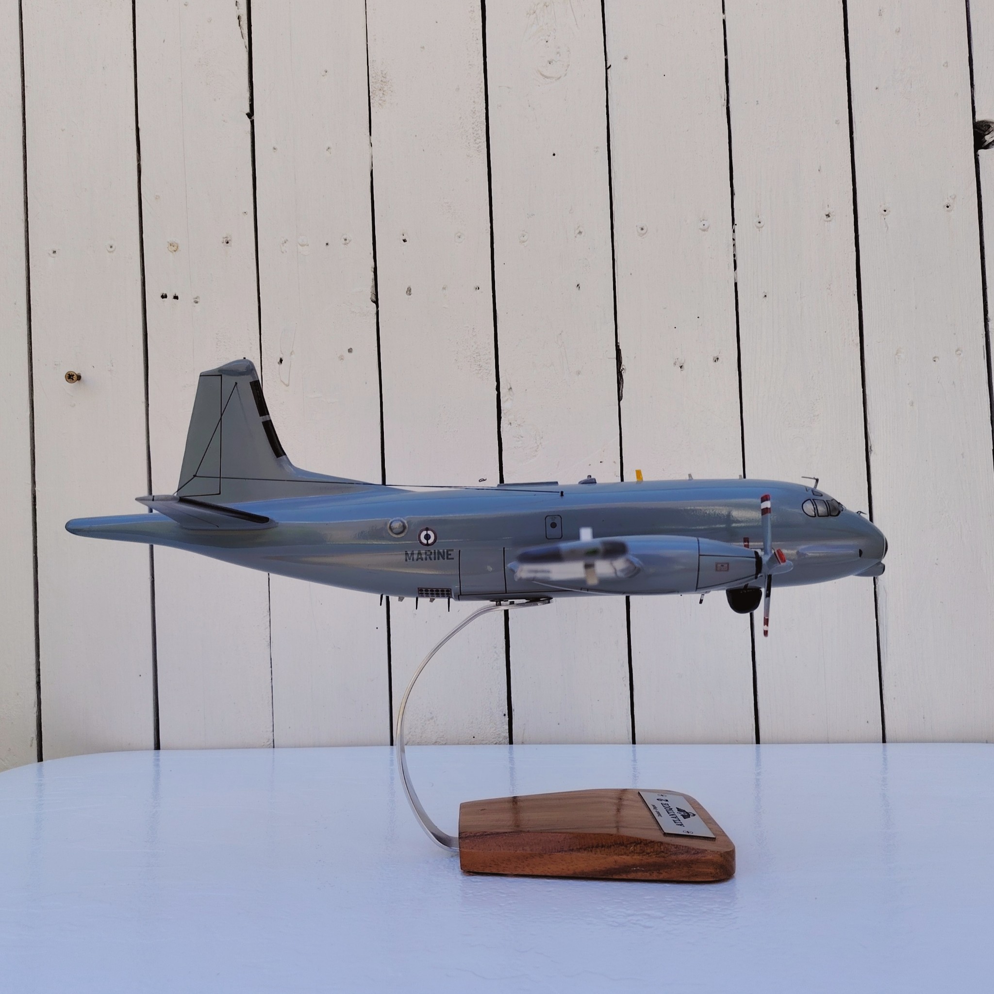 Maquette avion de la marine Française. Modèle: Atlantique 2 Réalisation en bois massif, sculptée et peinte à la main. Sur socle en Acacia vernis avec plaquette gravée. De la marque Pilot station Petites traces et rayures d'usage. Bon état général Dimensions : 45 x 50 x 27 cm
