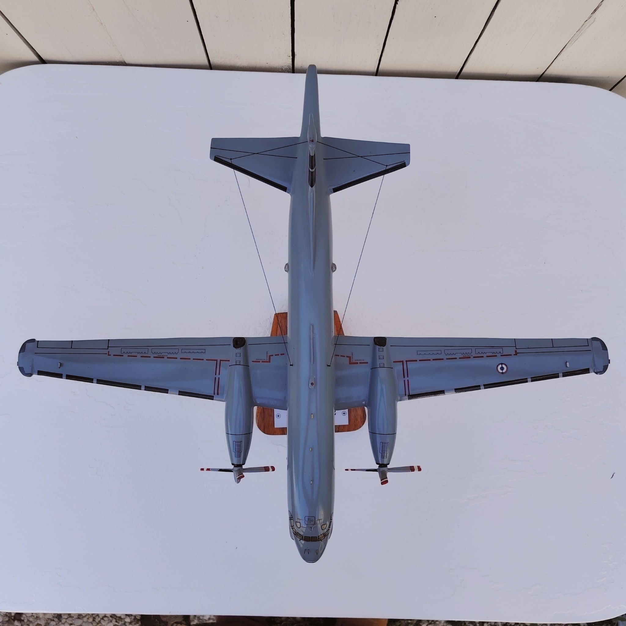 Maquette avion de la marine Française. Modèle: Atlantique 2 Réalisation en bois massif, sculptée et peinte à la main. Sur socle en Acacia vernis avec plaquette gravée. De la marque Pilot station Petites traces et rayures d'usage. Bon état général Dimensions : 45 x 50 x 27 cm