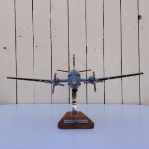 Maquette avion de la marine Française. Modèle: Atlantique 2 Réalisation en bois massif, sculptée et peinte à la main. Sur socle en Acacia vernis avec plaquette gravée. De la marque Pilot station Petites traces et rayures d'usage. Bon état général Dimensions : 45 x 50 x 27 cm