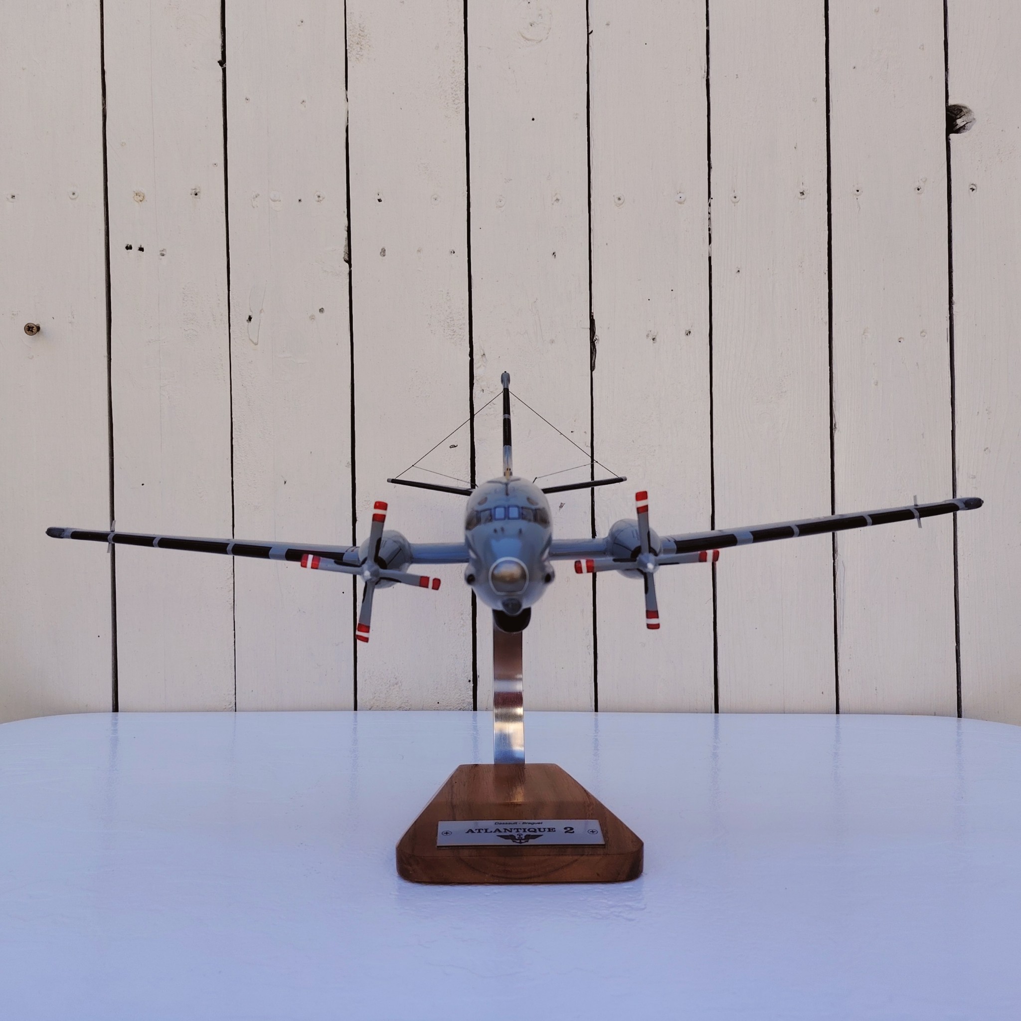 Maquette avion de la marine Française. Modèle: Atlantique 2 Réalisation en bois massif, sculptée et peinte à la main. Sur socle en Acacia vernis avec plaquette gravée. De la marque Pilot station Petites traces et rayures d'usage. Bon état général Dimensions : 45 x 50 x 27 cm