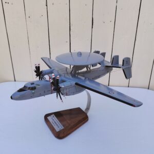 Maquette avion aux couleurs de la Flottille 4F de l'Aéronavale Française. Modèle: E2C-Hawkeye, Réalisation en bois massif, sculptée et peinte à la main. Sur socle en Acacia vernis avec plaquette gravée. De la marque Pilot station. Petites traces et rayures d'usage. Bon état général Dimensions : 37x49x 24 cm