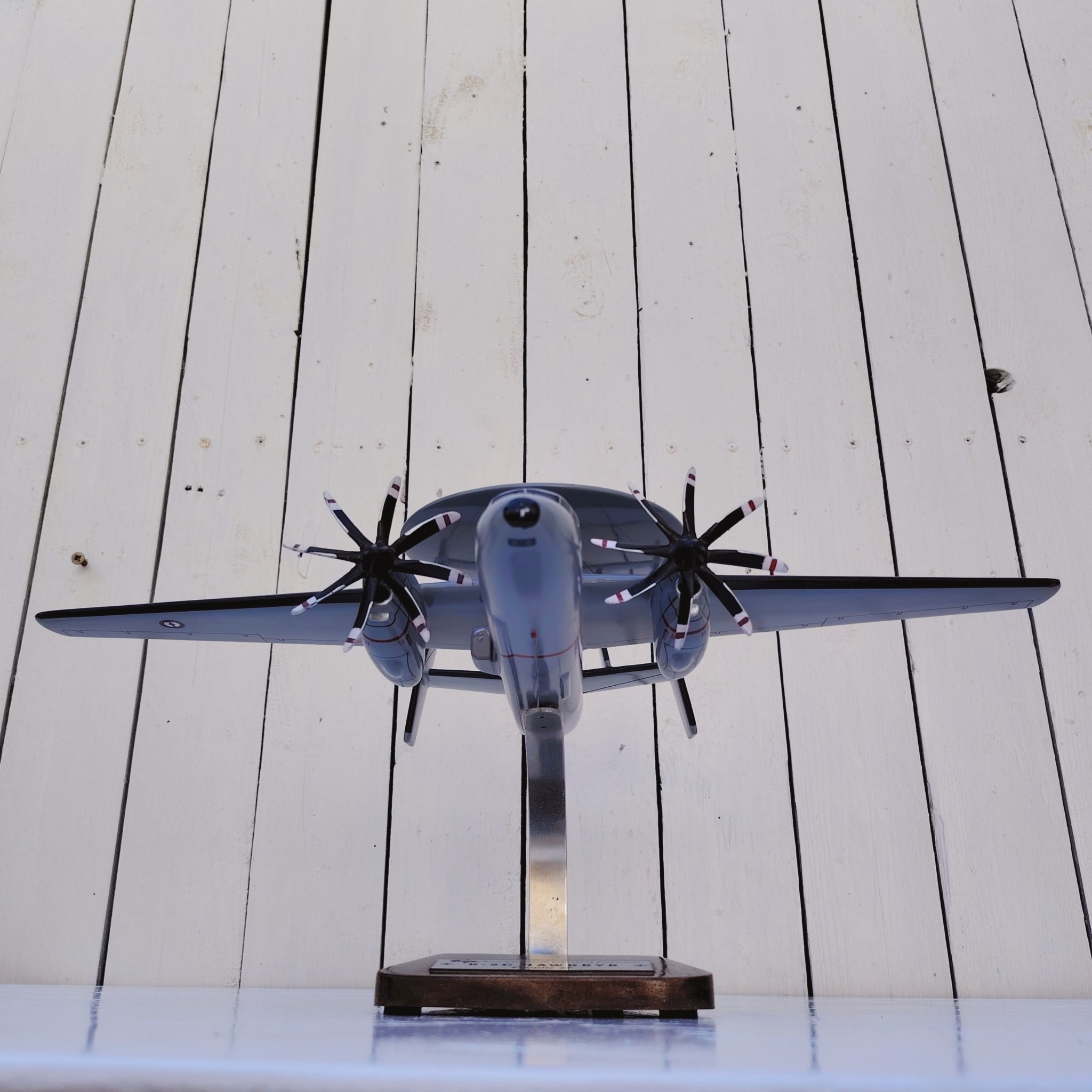 Maquette avion aux couleurs de la Flottille 4F de l'Aéronavale Française. Modèle: E2C-Hawkeye, Réalisation en bois massif, sculptée et peinte à la main. Sur socle en Acacia vernis avec plaquette gravée. De la marque Pilot station. Petites traces et rayures d'usage. Bon état général Dimensions : 37x49x 24 cm