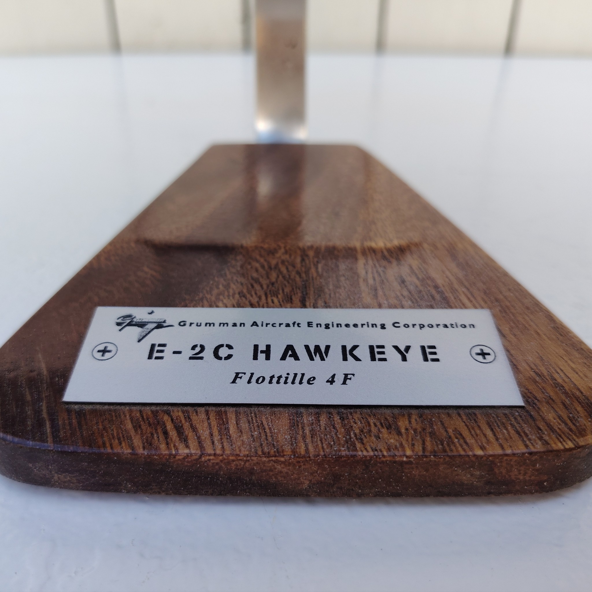 Maquette avion aux couleurs de la Flottille 4F de l'Aéronavale Française. Modèle: E2C-Hawkeye, Réalisation en bois massif, sculptée et peinte à la main. Sur socle en Acacia vernis avec plaquette gravée. De la marque Pilot station. Petites traces et rayures d'usage. Bon état général Dimensions : 37x49x 24 cm