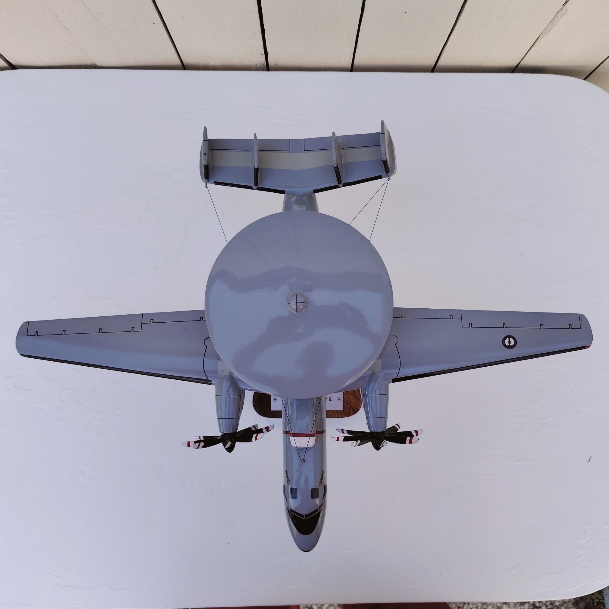 Maquette avion aux couleurs de la Flottille 4F de l'Aéronavale Française. Modèle: E2C-Hawkeye, Réalisation en bois massif, sculptée et peinte à la main. Sur socle en Acacia vernis avec plaquette gravée. De la marque Pilot station. Petites traces et rayures d'usage. Bon état général Dimensions : 37x49x 24 cm