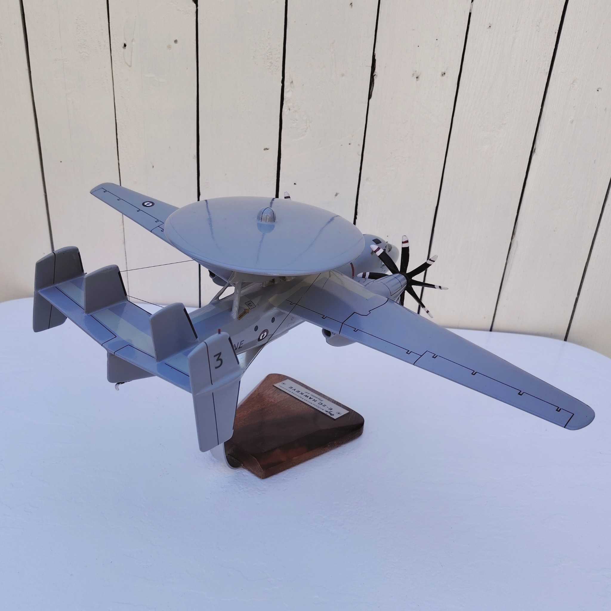 Maquette avion aux couleurs de la Flottille 4F de l'Aéronavale Française. Modèle: E2C-Hawkeye, Réalisation en bois massif, sculptée et peinte à la main. Sur socle en Acacia vernis avec plaquette gravée. De la marque Pilot station. Petites traces et rayures d'usage. Bon état général Dimensions : 37x49x 24 cm